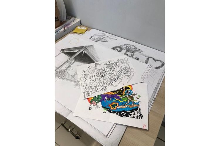 Ilustrasi aktivitas menggambar sebagai salah satu terapi seni.