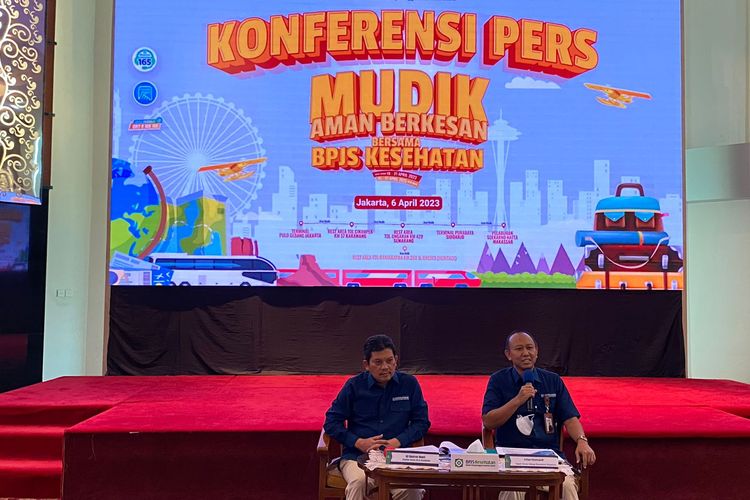 Direktur Utama (Dirut) BPJS Kesehatan, Ghufron Mukti (kiri) menyampaikan jadwal operasional BPJS Kesehatan di masa libur Lebaran dalam konferensi pers di kantor pusat BPJS Kesehatan, Jakarta Pusat, Kamis (6/4/2023). 