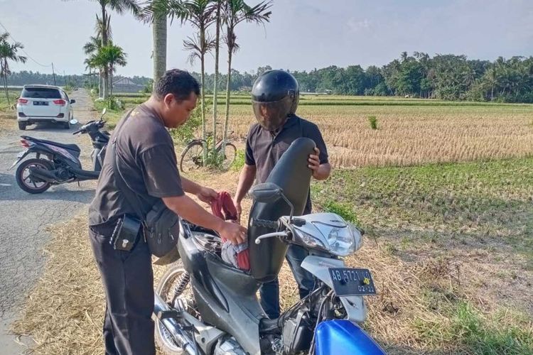 Gabah yang dijemur petani tidak luput dari aksi pencurian. Polisi menangkap seorang terduga pelaku pencurian satu karung gabah di Kalurahan Nomporejo, Kapanewon Galur, Kabupaten Kulon Progo, Daerah Istimewa Yogyakarta.