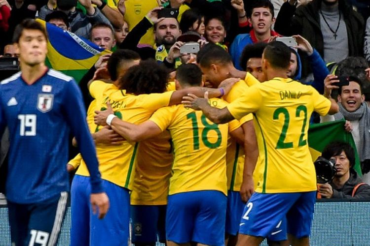 Para pemain timnas Brasil merayakan gol yang dicetak oleh Neymar dalam laga persahabatan kontra Jepang di Stadion Pierre Mauroy, Villeneuve dAscq, Prancis, pada 10 November 2017.