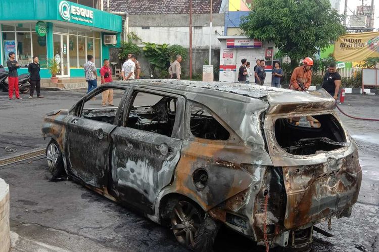 Kondisi mobil yang terbakar di Jalan Affandi tepatnya depan SPBU Gejayan, Condongcatur, Kapanewon Depok, Kabupaten Sleman. (Foto dokumentasi Polresta Sleman)