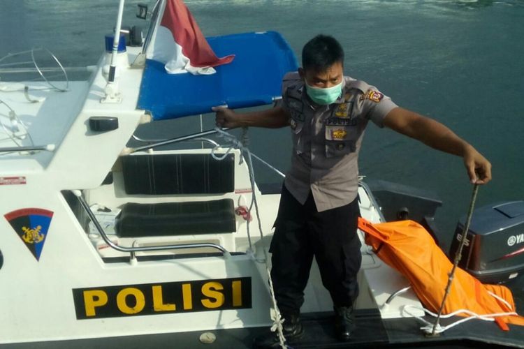 Anggota Satuan Pol Air Polres Sukabumi mengevakuasi korban hiilang tenggelam di Palabuhanratu Sukabumi, Jawa Barat, Jumat (30/6/2017).