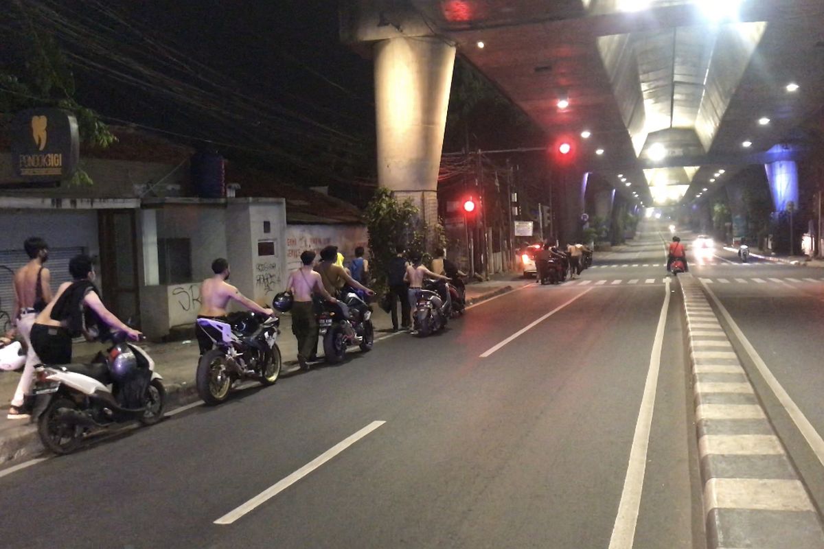 Sejumlah pelaku yang terlibat aksi balap liar di Jalan Layang Non Tol (JLNT) Antasari, Jakarta Selatan diberikan hukuman mendorong motor ke Polres Metro Jakarta Selatan pada Senin (6/9/2021) dini hari.