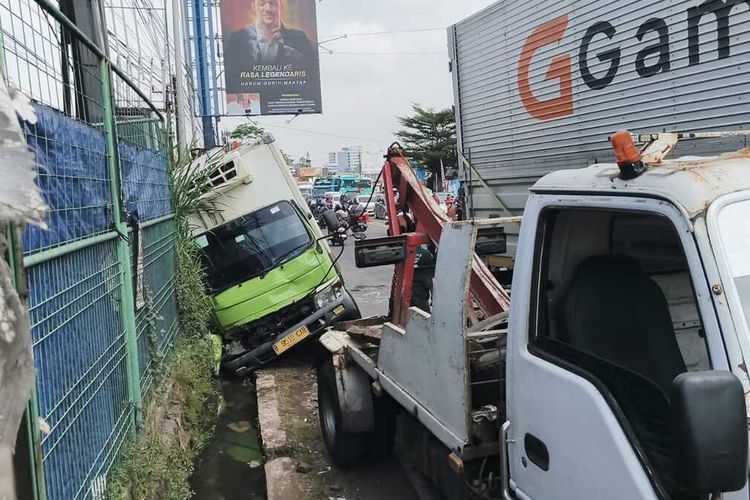 Mobil Boks Nyelonong di Nagreg, Seorang Pejalan Kaki Tewas Tertabrak