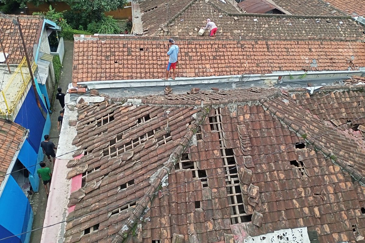 Sebuah Cerobong Power Plan milik PT Panasia rubuh dan berdampak pada pemukiman warga di Kampung Ciguriang Hilir, Desa Cangkuang Wetan, Kecamatan Dayeuhkolot, Kabupaten Bandung, Jawa Barat, pada Selasa (6/12/2022).