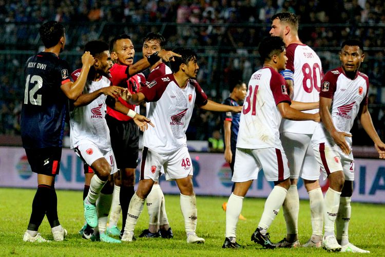 Wasit Nusur Fadilah saat memimpin babak penyisihan grup D Piala Presiden 2022 Arema FC melawan PSM Makassar yang berakhir dengan skor 0-1 di Stadion Kanjuruhan Kepanjen Kabupaten Malang, Sabtu (11/6/2022) malam.