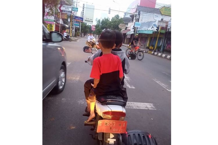Tangkapan layar dari unggahan viral di media sosial Facebook mengenai dua anak kecil yang mengendarai sepeda motor berplat nomor merah di Pekalongan.