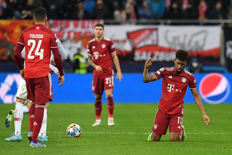 Penyerang Bayern Muenchen Kingsley Coman (kanan) bereaksi pada leg pertama 16 besar Liga Champions antara RB Salzburg v Bayern Muenchen di Salzburg, Austria, pada 16 Februari 2022.