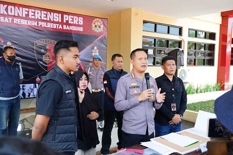 Kapolresta Bandung Kombes Pol Kusworo Wibowo saat melakukan gelar perkara di Mapolresta Bandung, Soreang, Kabupaten Bandung, Jawa Barat pada Selasa (10/10/2023) terkait kasus pembunuhan yang terjadi di Kecamatan Cicalengka