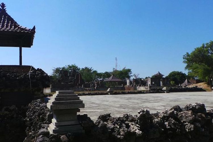 Sebuah panggung yang dapat ditemui saat mulai memasuki pintu gerbang Taman Sari Gua Sunyaragi, Cirebon, Jawa Barat.