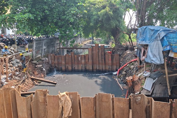 Lansia Keluhkan Banjir di Jakbar Hitam dan Bau: Air Ini Bawa Penyakit!