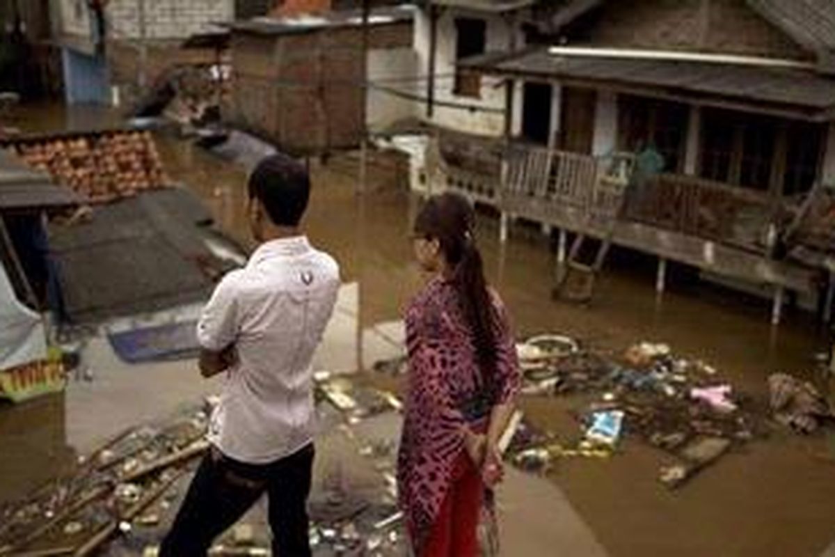 Luapan Kali Ciliwung menggenangi puluhan rumah di RT 11 RW 5 Kelurahan Cawang, Kecamatan Kramat Jati, Jakarta Timur, Selasa (15/1/2013). Banjir kiriman kembali menggenangi ratusan rumah di sekitar bantaran Kali Ciliwung di Jakarta.