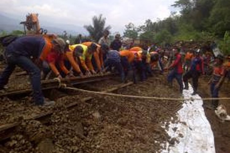 Pemasangan rel putus mulai tersambung di lokasi anjloknya KA Malabar di Kampung Terung, Desa Mekarsari, Kecamatan Ciawi, Kabupaten Tasikmalaya, Senin (7/4/2014) siang.