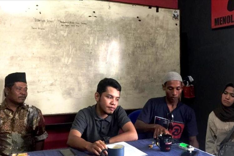 Jamilah (kanan) bersama Sulaiman dan keluarga korban dugaan salah tembak BNN saat mengadu ke KontraS Sumut, Senin (15/7/2019)