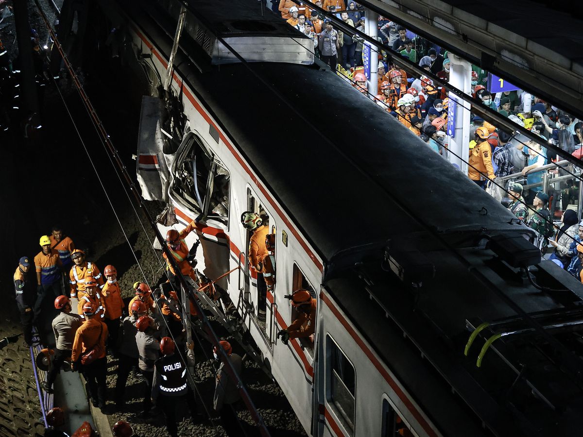 Tragedi Kereta Api Bekasi Timur: Malam yang Terlambat Diselamatkan