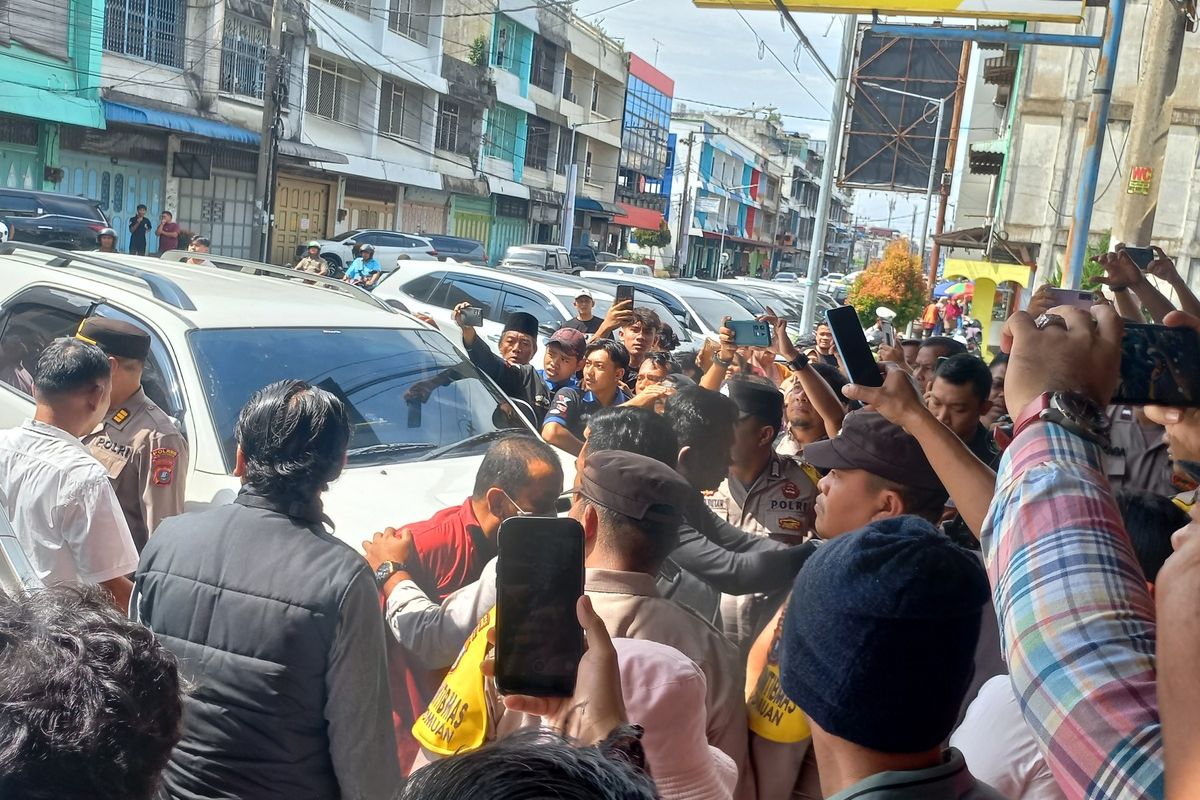 Foto: Para tersangka satu per satu keluar dari mobil masuk ke dalam rumah pelaku sekaligus tempat pembunuhan di Jalan Merdeka, Kota Pematangsiantar, Sumatera Utara, Selasa (21/1/2025).