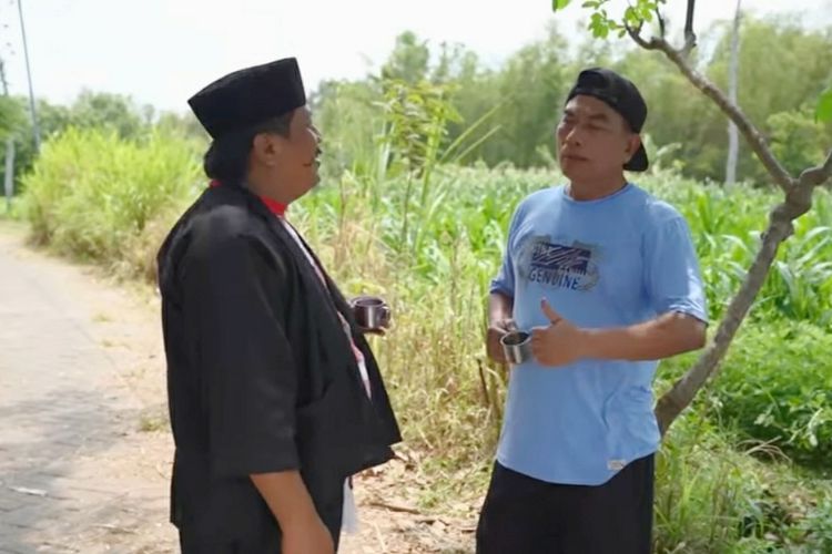 Moeldoko saat berperan sebagai Kang Moel yang sedang berbincang dengan Lik No di Film Pendek Air Susu Kau Balas Air Teh produksi Woko Channel dan ditayangkan secara online melalui platform YouTube.