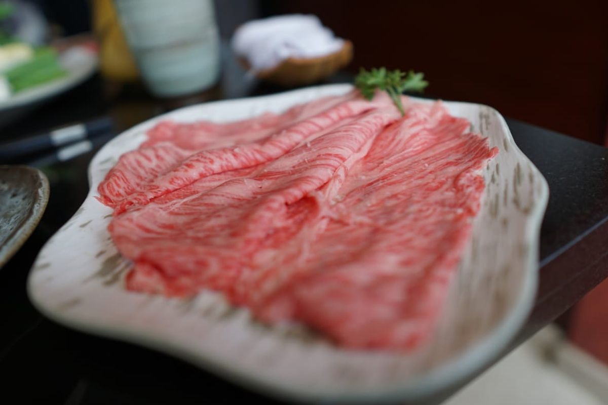 Wagyu Omi Hime dengan warna yang khas, menawarkan kelembutan yang khas meski merupakan secondary cut. Hidangan ini disuguhkan dalam jamuan makan siang di Restoran Kahyangan, Jakarta, Kamis (5/9/2019).