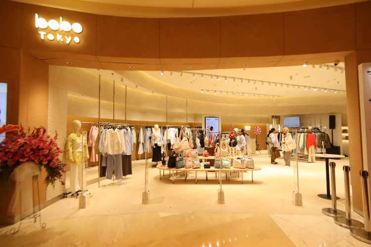 Toko terbesar Bobo Tokyo di mal Grand Indonesia yang menampilkan merek-merek fashion asal Jepang.