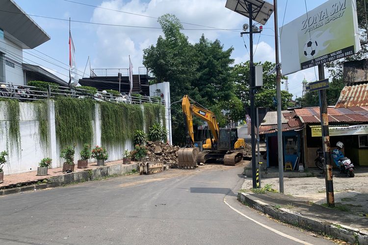 Salah satu pengerjaan jembatan di Jalan Sudimoro, Kota Malang pada Jumat (2/12/2022). 