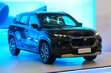 Tumpukan Sampah Dekat Stasiun Depok Baru Tutupi Setengah Jalan