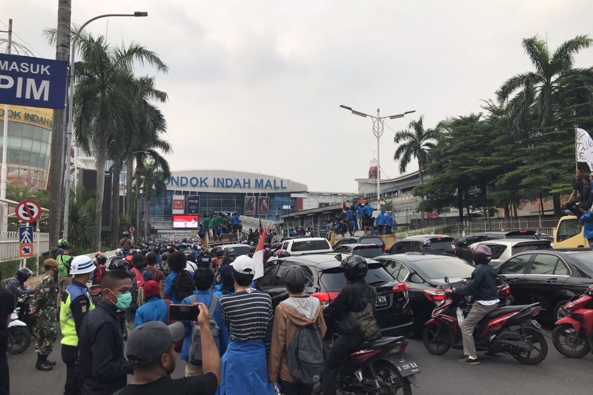 Sejumlah massa mahasiswa maupun pelajar terpantau memadati beberapa titik di Jalan Raya Pondok Indah, Jakarta dari arah Bundaran Pondok Indah ke arah Mal Pondok Indah pada Kamis (8/9/2020) sore.