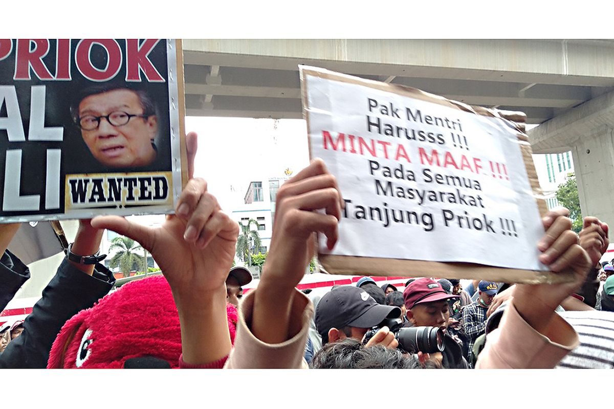 Warga Tanjung Priok melakukan aksi di depan gedung Kemenkumham, Jakarta, Rabu (22/1/2020). Ratusan warga Tanjung Priok menuntut Menkumham Yasonna Laoly minta maaf soal ucapan yang menyebut Tanjung Priok merupakan wilayah yang sarat akan tindak kriminal.