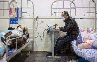 Pasien dengan gejala ringan virus corona COVID-19 beraktivitas saat menjalani perawatan di sebuah pusat pameran yang diubah menjadi rumah sakit darurat di Wuhan, Hubei, China (17/2/2020). Data hingga Rabu (19/2/2020) ini, korban meninggal akibat virus corona di China sudah mencapai 2.000 orang setelah dilaporkan 132 kasus kematian baru.
