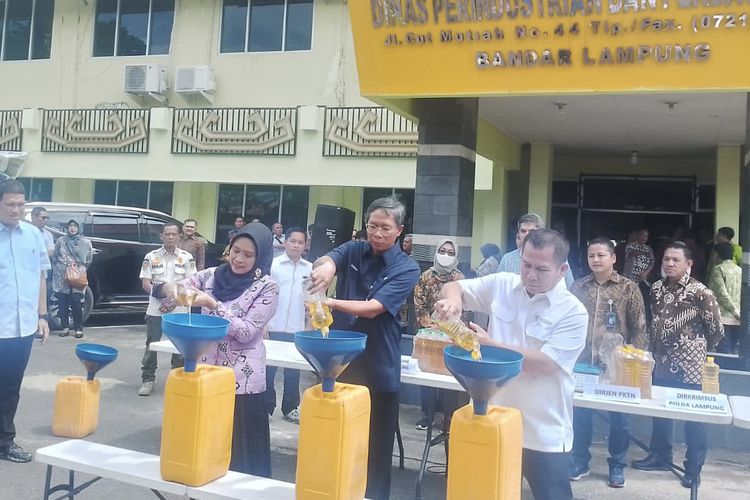 Ekspos pengungkapan penjualan minyak goreng curah dalam bentuk kemasan yang terungkap di Lampung, Jumat (3/3/2023)