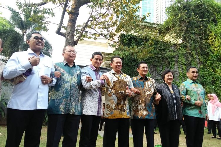 Calon wakil presiden pada Pemilu 2019, Sandiaga Uno, bertemu pimpinan MPR di kediamannya, Jalan Pulombangkeng, Jakarta, Senin (14/10/2019).