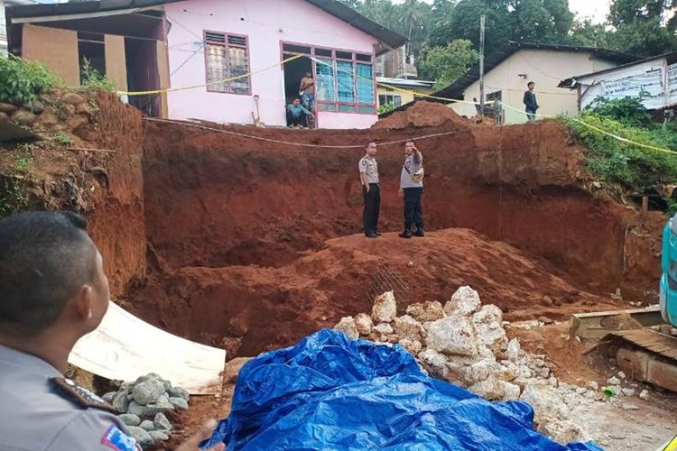 Aparat Polres Pulau AMbon menggelar olah tem[at kejadian perkara di lokasi longsor proyek pembangunan Indomaret di kawasan Halong Tanah Merah, Kecamatan Baguala, Ambon, Selasa (10/9/2019) foto dok Humas Polres Pulau Ambon