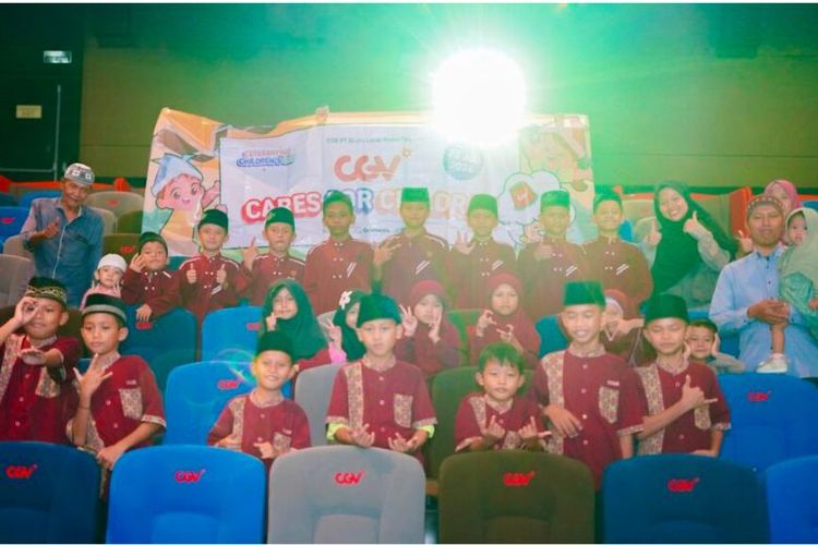 Anak-anak menonton film ?Jo Sahabat Sejati? produksi Alamanda Production pada Selasa (23/7/2024). Tidak hanya menghibur, film ini turut memuat nilai moral mengenai persahabatan, sifat tolong-menolong, serta pentingnya memperlakukan sesama manusia dan makhluk hidup lain dengan baik. 