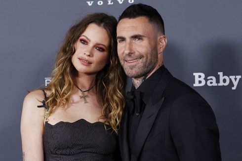 Behati Prinsloo Dikabarkan Kesal Dengar Rumor Perselingkuhan Adam Levine