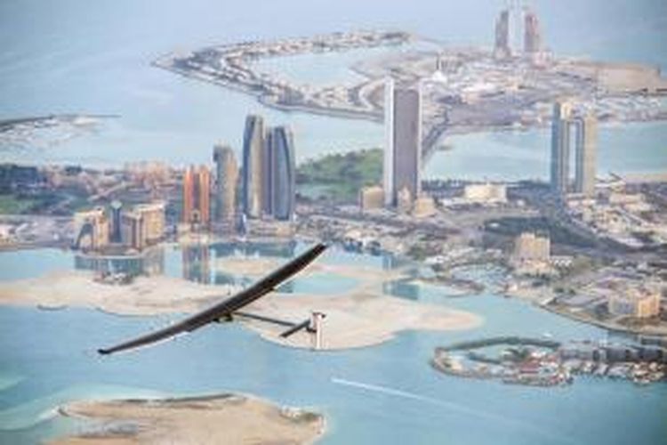 Pesawat tenaga matahari Solar Impulse 2 terbang di atas ibu kota Abu Dhabi, 26 Februari 2015.