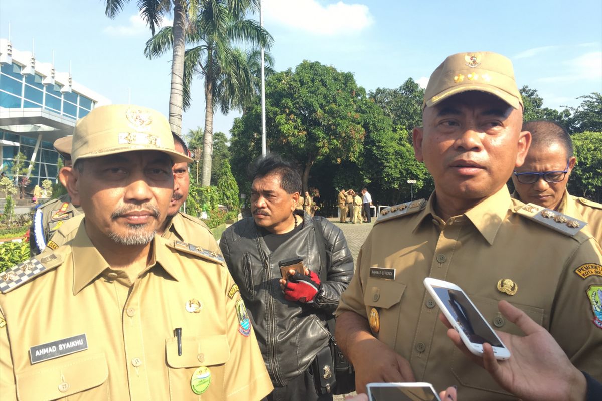  Wali Kota Bekasi Rahmat Effendi (kanan) dan Wakil Wali Kota Bekasi Ahmad Syaikhu (kiri), usai apel pagi di Pemerintahan Kota (Pemkot) Bekasi, Senin (3/7/2017).