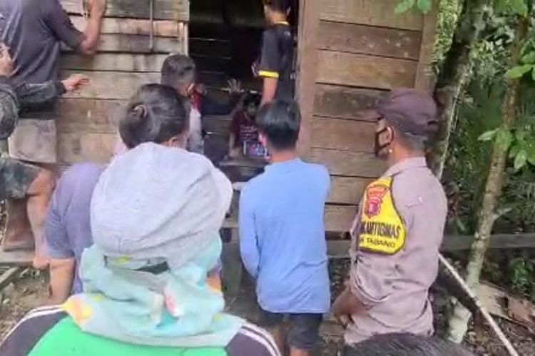 Polisi lakukan evakuasi terhadap pemuda yang dipasung orangtuanya sendiri di Kukar, Kalimantan Timur