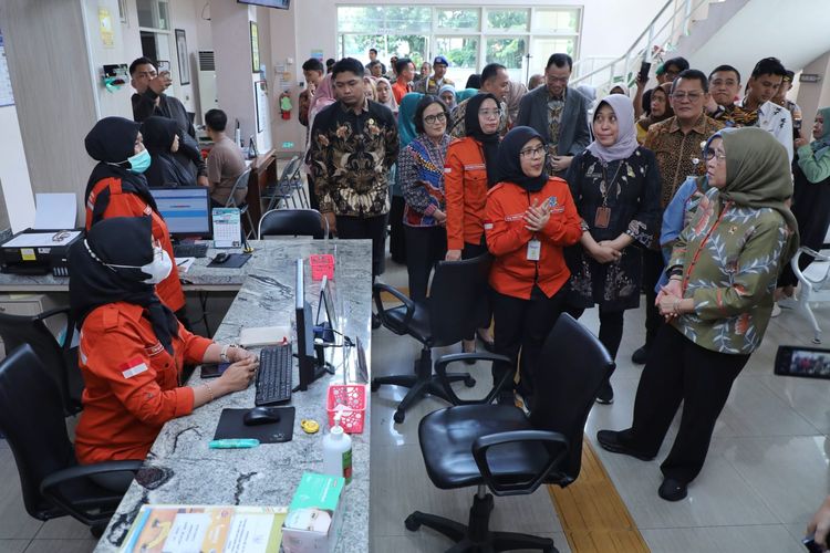 Menteri PANRB Rini Widyantini saat meninjau implementasi pelaksanaan program RB tematik ketahanan pangan di Puskesmas Tambakrejo, Surabaya, Jawa Timur, Kamis (3/7/2025).