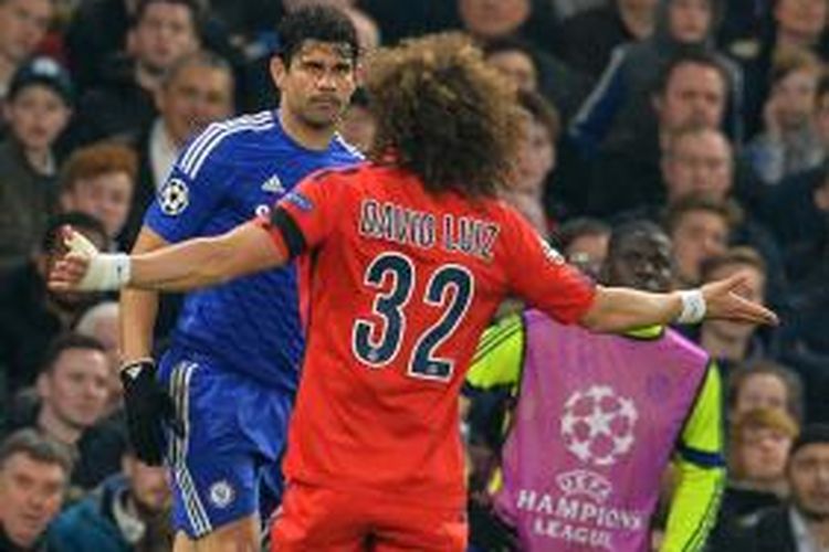 Bek PSG, David Luiz, dan penyerang Chelsea, Diego Costa, pada leg kedua 16 besar Liga Champions, di Stamford Bridge, Rabu (11/3/2015). 