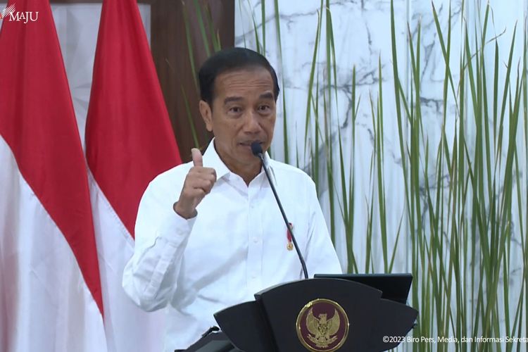 Presiden Joko Widodo mengacungkan jempol saat memberikan sambutan dalam Rapat Kerja Nasional Basarnas, Kamis (16/2/2023). 