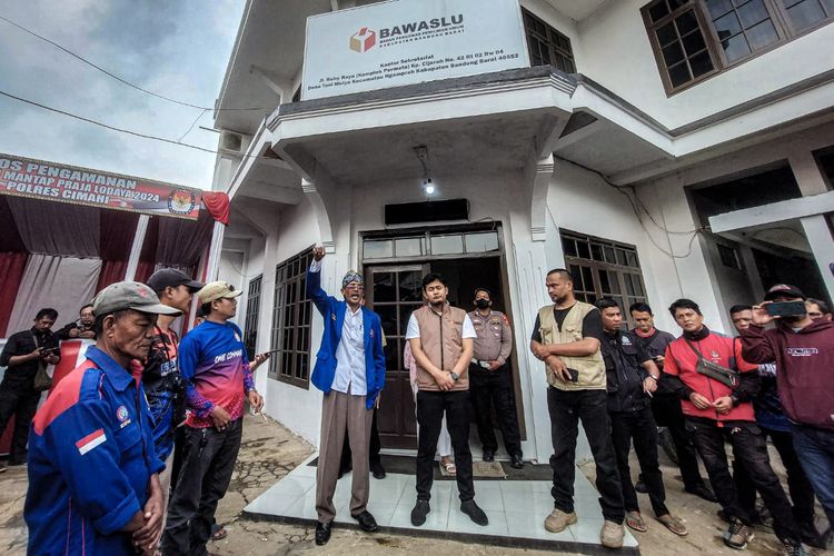 Puluhan buruh Bandung Barat menggeruduk Kantor Badan Pengawas Pemilu (Bawaslu) dan Komisi Pemilihan Umum (KPU) Kabupaten Bandung Barat (KBB), Selasa (26/11/2024).