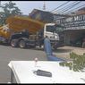 Truk Trailer Tabrak Baliho di Jalan Sultan Agung Bekasi hingga Roboh