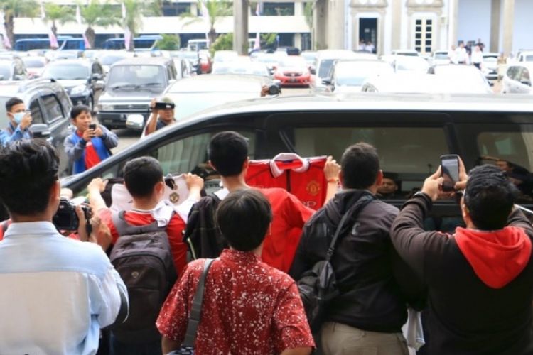 Beberapa fans Manchaster United saat mendatangi kantor Balai Kota Semarang, Jawa Tengah, untuk melihat langsung sang mega bintang David Beckham.
