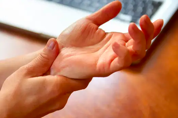 Ilustrasi kesemutan di tangan. Kesemutan dan mati rasa yang sering dianggap sepele ternyata bisa menjadi tanda neuropati perifer, kondisi gangguan saraf yang banyak tidak terdeteksi sejak dini.