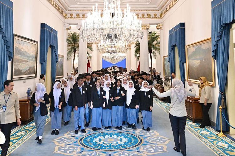 Potret Anak Sekolah Keliling Istana, Datangi Tempat Pelantikan Menteri hingga Sidang Kabinet