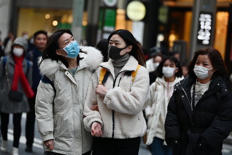 Pejalan kaki di Ginza, Tokyo, mengenakan masker untuk mencegah penyebaran virus Corona yang berasal dari Kota Wuhan, China, 25 Januari, 2020.

