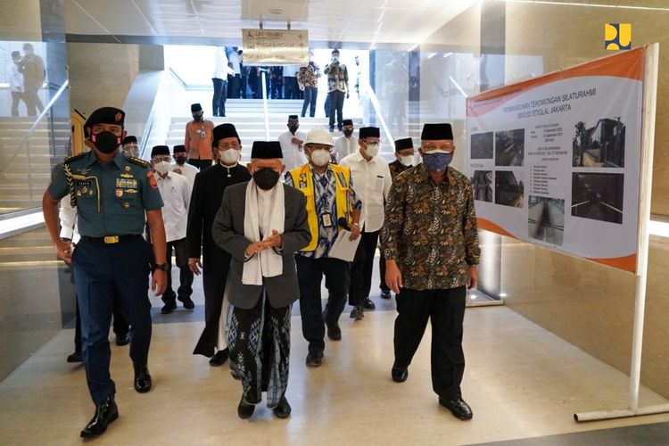 Wakil Presiden RI Ma?ruf Amin ditemani Menteri PUPR Basuki Hadimuljono saat meninjau pembangunan Terowongan Silaturahmi Masjid Istiqlal dan Gereja Katedral Jakarta pada Jumat, (27/8/2021).