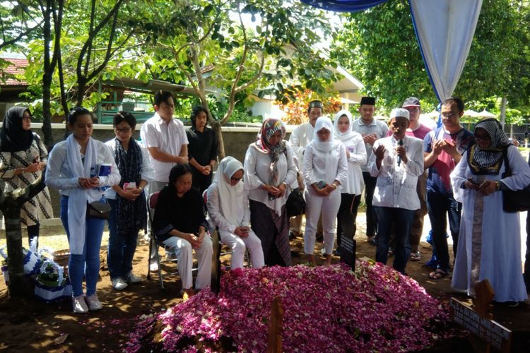 Pakar ekonomi asal UGM, Tony Prasetiantono dimakamkan di Makam Keluarga UGM di Sawit Sari, Condongcatur, Depok, Sleman, Jumat (18/1/2019). 