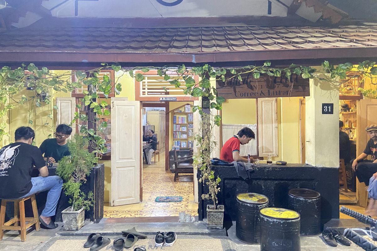 Oemah Tua Coffee and Library di Surabaya, Minggu (10/8/2025)