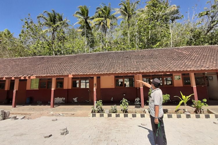 Penjaga Sekolah Menunjukkan Atap Sekolah yang Lapuk di SD Gedangklutuk, Desa Kanigoro, Kecamatan Saptosari, Gunungkidul, Rabu (06/11/2019)