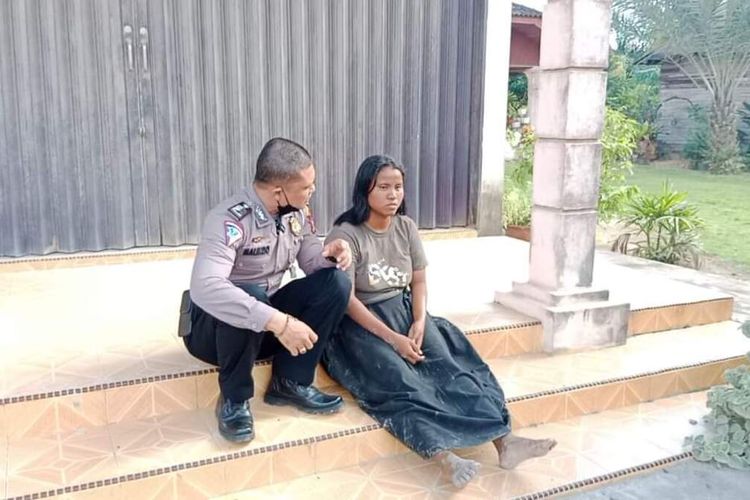 Bripka Donni Malindo saat membujuk wanita ODGJ yang sempat mengamuk dan mencuri sepeda motor di Desa Batu Gajah, Kecamatan Pasir Penyu, Kabupaten Inhu, Riau, Senin (22/8/2022).